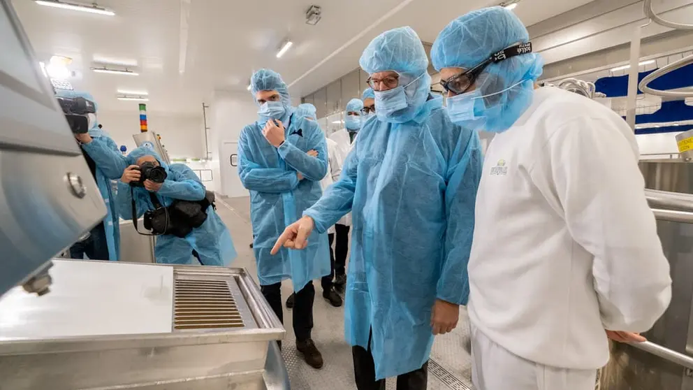 El presidente de la Xunta visit&oacute; en Vilalba la Queser&iacute;a Entrepinares./D.CABEZ&Oacute;N.