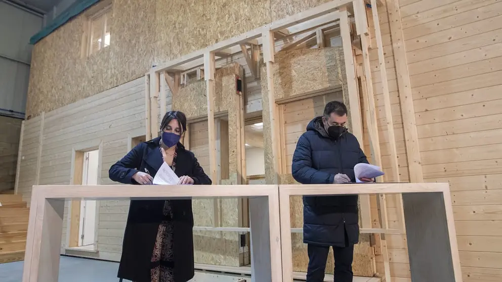 A conselleira de Emprego e Igualdade, Mar&iacute;a Jes&uacute;s Lorenzana, e o conselleiro de Cultura, Educaci&oacute;n e Universidade, Rom&aacute;n Rodr&iacute;guez, visita o CIFP Polit&eacute;cnico de Santiago de Compostela e asinan un acordo en materia de Formaci&oacute;n Profesional e para o emprego nos centros da comunidade.