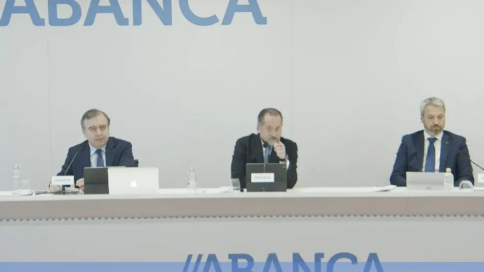 Francisco Botas, Juan Carlos Escotet y Alberto de Francisco, en la presentaci&oacute;n de resultados de Abanca.