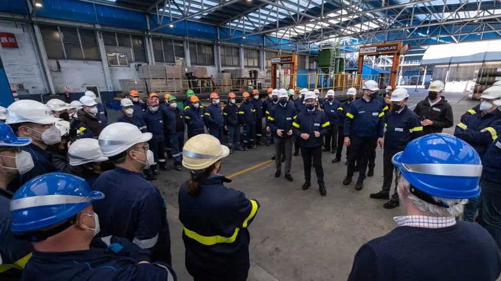 El presidente de la Xunt aen un momento de la visita a la f&aacute;brica coru&ntilde;esa de Showa Denko Carbon Spain./D.CABEZ&Oacute;N.