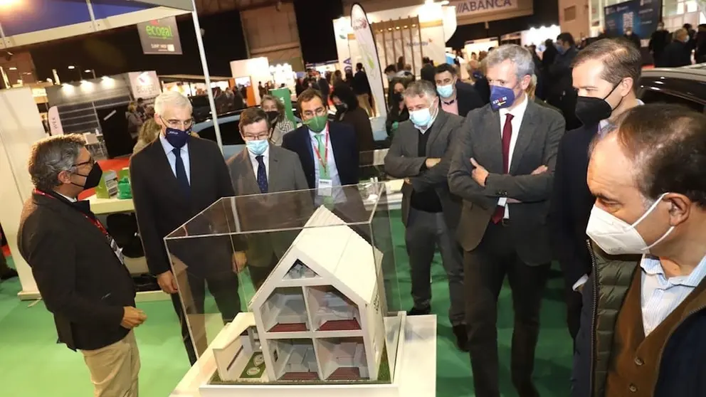 Los vicepresidentes de la Xunta Francisco Conde y Alfonso Rueda, junto a otras autoridades, en uno de los stands de Enerx&eacute;tika 2022.