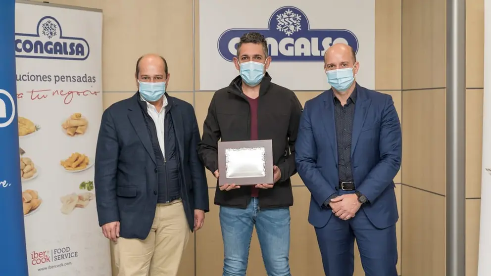 Jos&eacute; Luis Romero Garc&iacute;a-Lucho,  ganador del Premio Ram&oacute;n Doval (en el centro de la imagen) junto al director general de Congalsa, Luis Miguel Simarro, y al director Comercial y de Marketing, Julio Simarro.