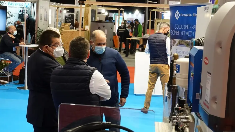 P&uacute;blico en un stand de Enerx&eacute;tika 2022.