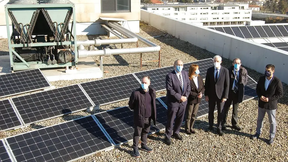 El rector de la UVigo y el vicepresidente econ&oacute;mico de la Xunta, junto a otras autoridades, en la cubierta del Edificio Polit&eacute;cnico del campus de Ourense.