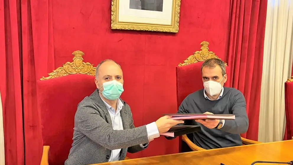 El delegado de Zona Franca, David Regades, y el alcalde de Tui, en la firma del protocolo.