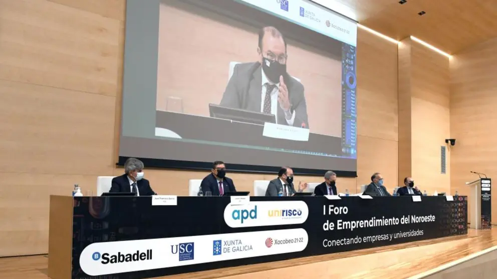 Los rectores de las universidades de Le&oacute;n, A Coru&ntilde;a, Santiago, Vigo y Oviedo, en el I Foro del Emprendimiento del Noroeste./SANTI ALVITE.