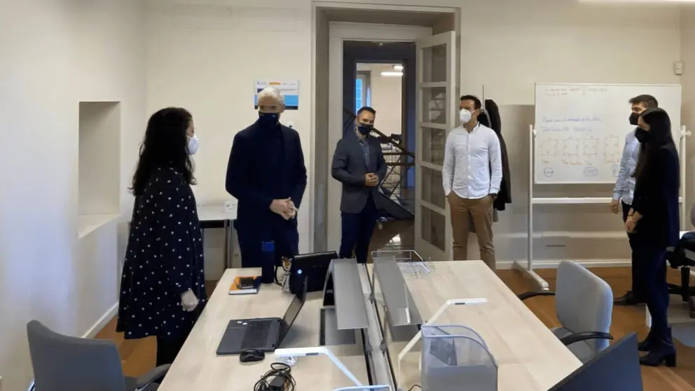 O vicepresidente econ&oacute;mico da Xunta e o director do Igape visitaron en Padr&oacute;n as instalaci&oacute;ns de TripleAlpha.