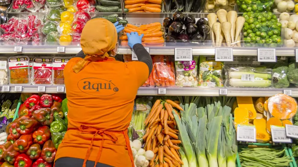 Secci&oacute;n de fruter&iacute;a del supermercado Aqui&eacute; de O Porri&ntilde;o.