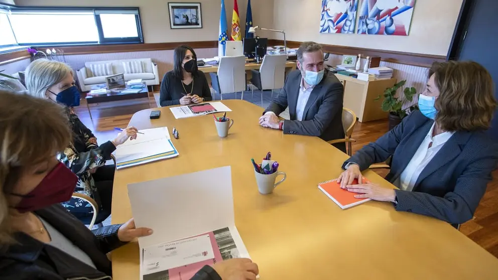 La conselleira de Emprego e Igualdade, Mar&iacute;a Jes&uacute;s Lorenzana, reunida con los directivos del Foro Galego de Econom&iacute;a Social./C.PAZ. XUNTA DE GALICIA.