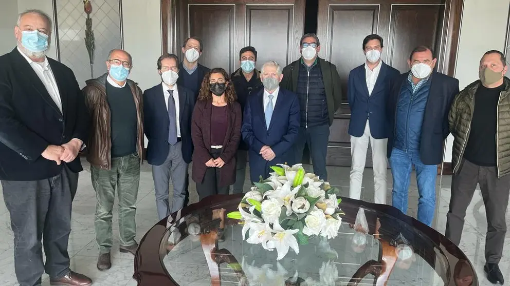Junta directiva del Cl&uacute;ster da Madeira e o Dese&ntilde;o junto a C&aacute;ndido Hermida.