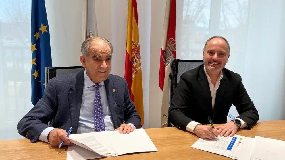 Jos&eacute; Garc&iacute;a Costas y David Regades firmando el convenio de colaboraci&oacute;n.