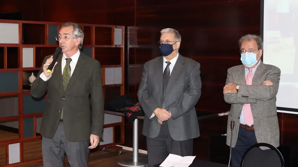 La conferencia de Mario Aymerich (izq.) estuvo organizada por el CGES y el Grupo de M&eacute;todos Num&eacute;ricos en Ingenier&iacute;a de la UDC.