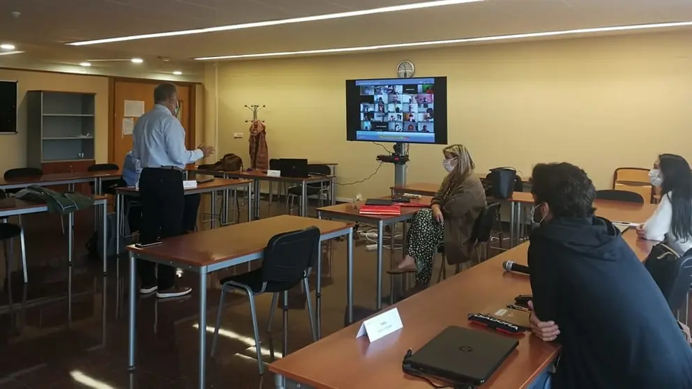 Una clase del curso de posgrado &ldquo;Especialista en gerencia de riesgos y seguros&rdquo;.