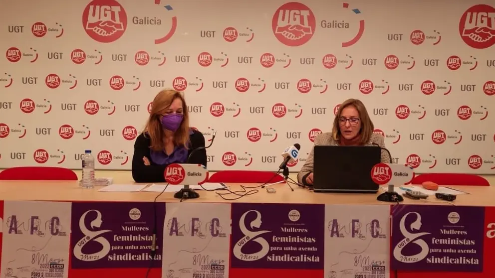 A secretaria de Muller de CCOO,  Mamen Sabio, e a responsable de Igualdade de UGT-Galicia, Trinidad Campos, na rolda de prensa.