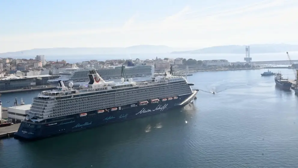 Un crucero atracado en el Puerto de A Coru&ntilde;a.
