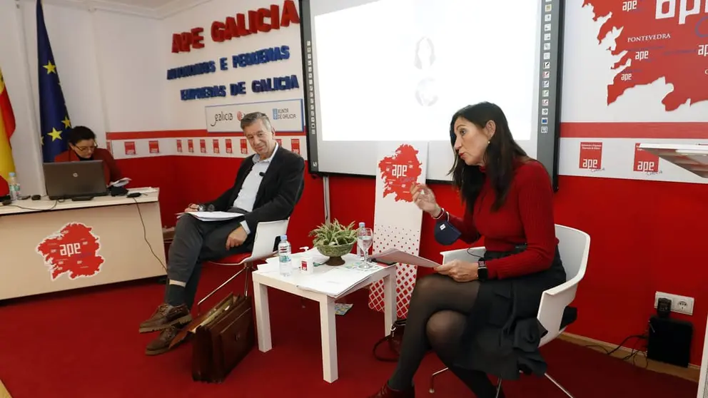 Elena Mancha particip&oacute; en una jornada informativa de APE Galicia./J.CERVERA.
