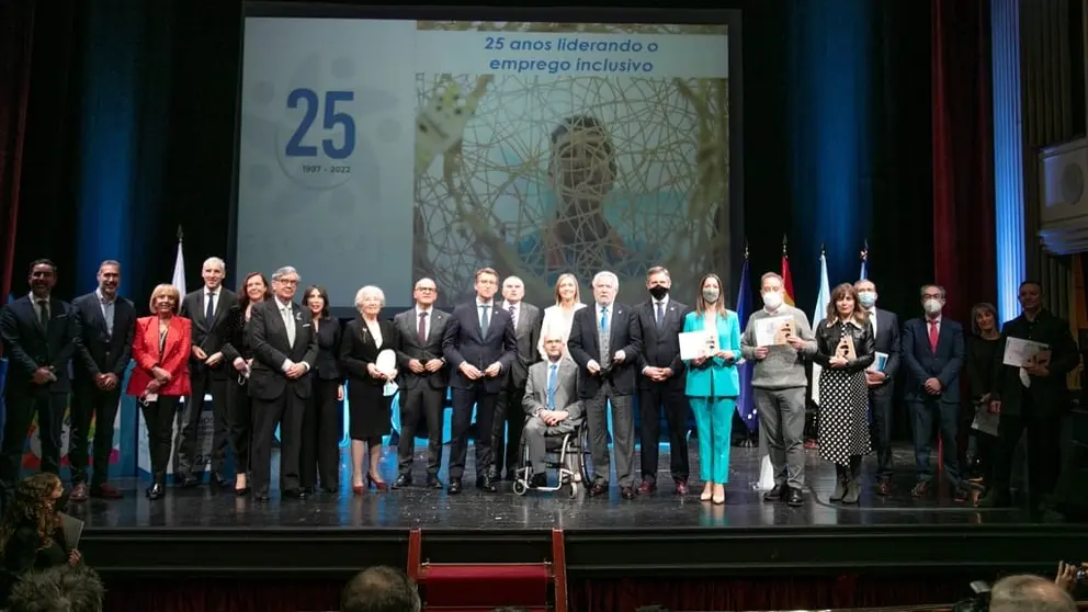Autoridades y premiados en una foto de familia de la Gala de Cegasal, en el Teatro Principal de Ourense.