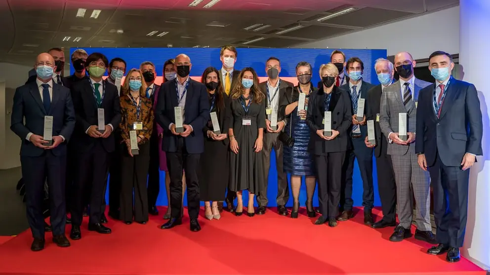 Foto de familia de premiados y autoridades en los &ldquo;UK-Spain Business Awards".