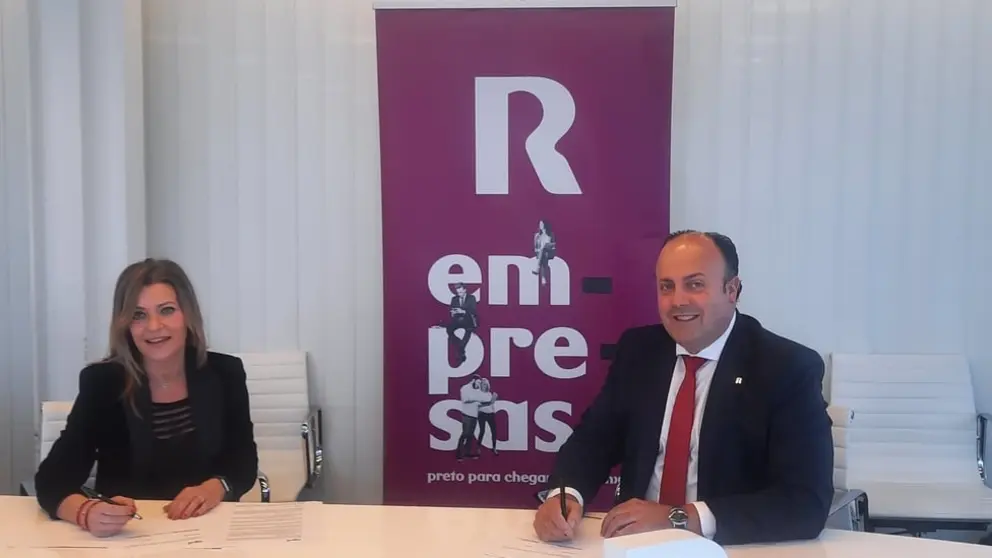Ana S&aacute;nchez, directora de la Asociaci&oacute;n para el Progreso 
de la Direcci&oacute;n de la zona Noroeste y Alfredo Ramos, director de R, firmaron el acuerdo.
