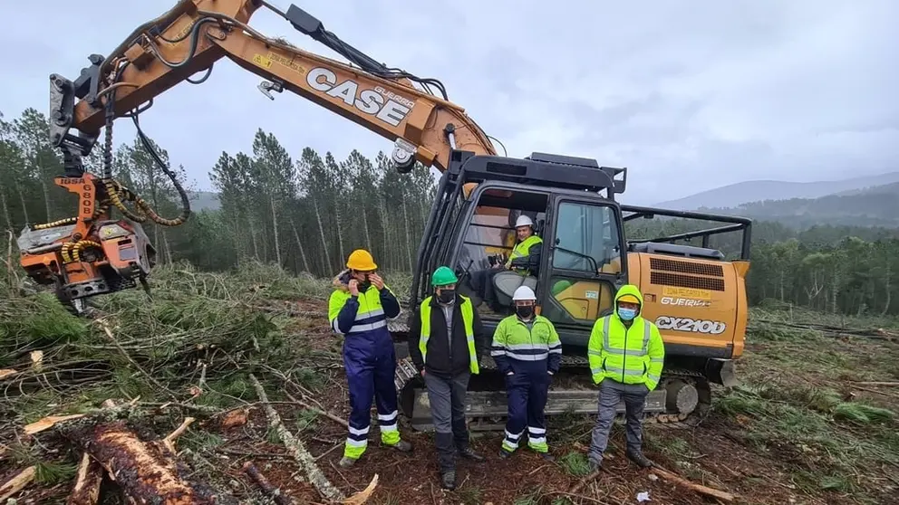 Los alumnos aprenden a manejar procesadoras y autocargadores forestales.