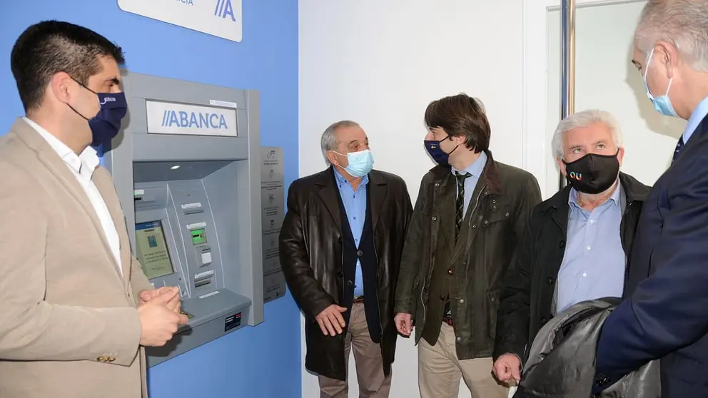 O conselleiro de Facenda e Administraci&oacute;n P&uacute;blica (centro) e outras autoridades, xunto ao novo caixeiro autom&aacute;tico de Chandrexa de Queixa.