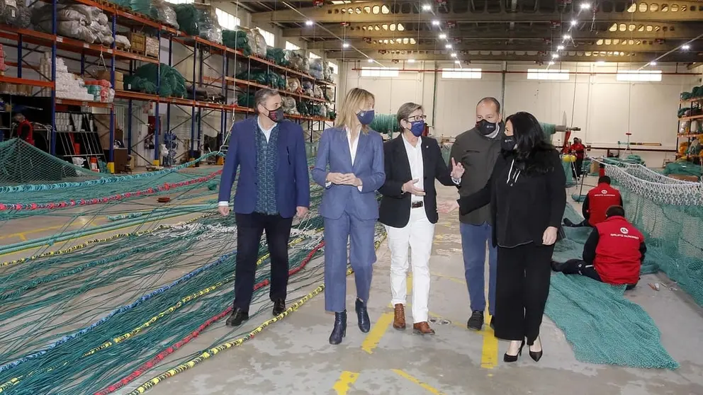 La conselleira Rosa Quintana (centro) visit&oacute; las nuevas instalaciones de Grupo Eurored en Redondela.