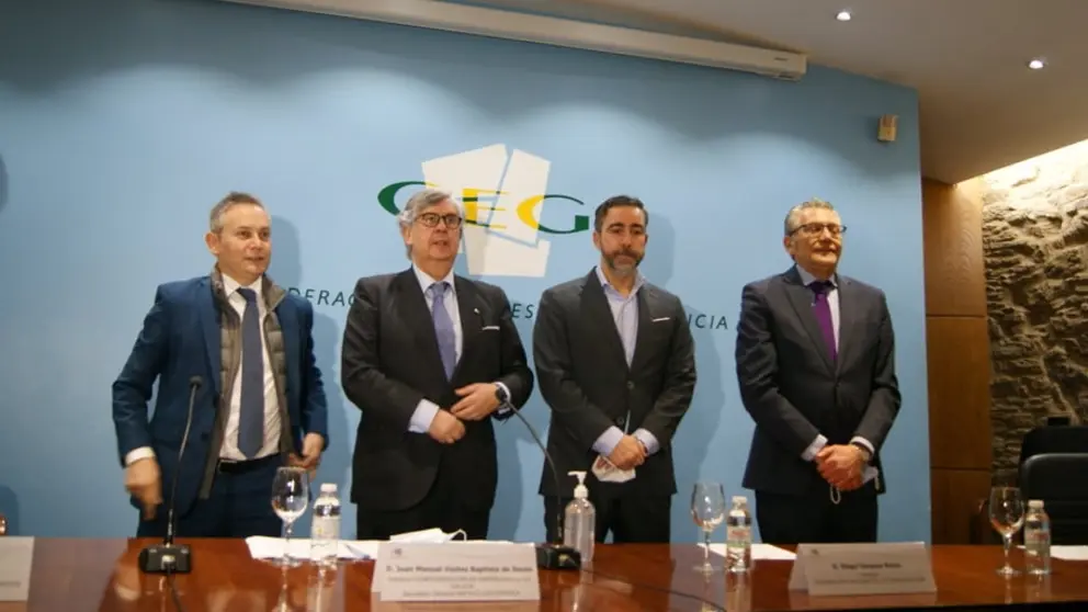 Enrique Mall&oacute;n, Juan Manuel Vieites, Diego V&aacute;zquez Reino y Javier Touza, en la rueda de prensa en la sede de la CEG en Santiago.