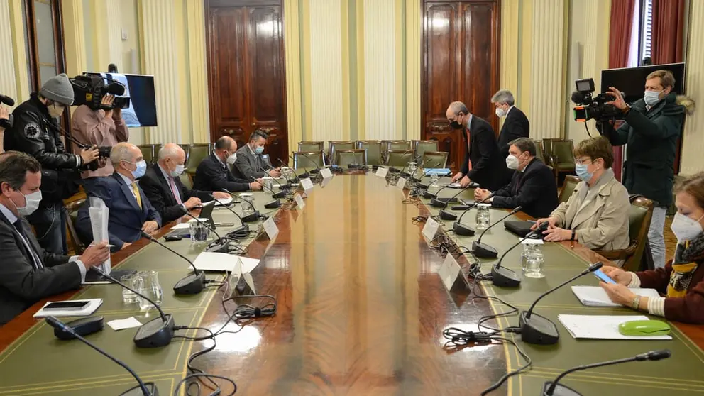 El ministro Luis Planas, reunido con representantes del sector pesquero./MAPA.