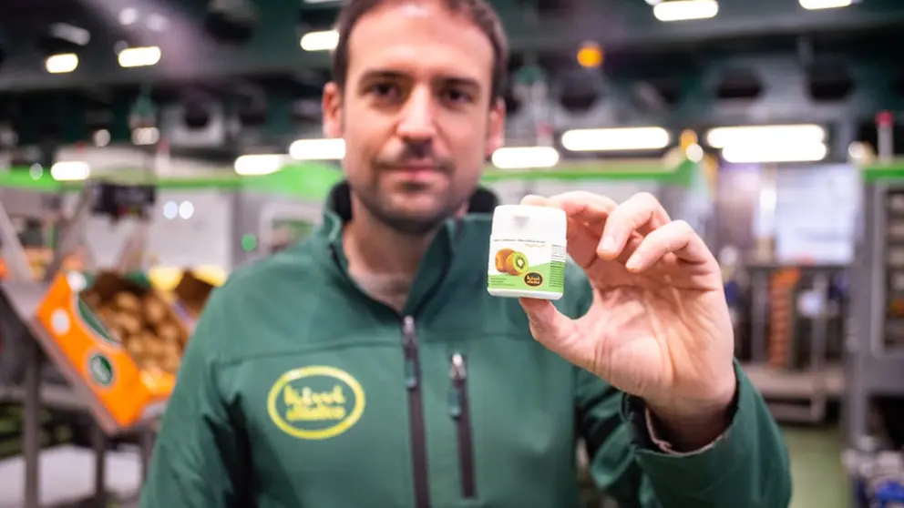 El esponsable de Innovaci&oacute;n de Kiwi Atl&aacute;ntico, Jose Pi&ntilde;eiro, con las c&aacute;psulas de kiwi verde.