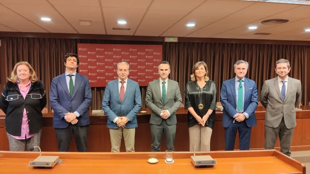 El director del Igape, Fernando Guldr&iacute;s (centro) con miembros del comit&eacute; ejecutivo de la C&aacute;mara de A Coru&ntilde;a.