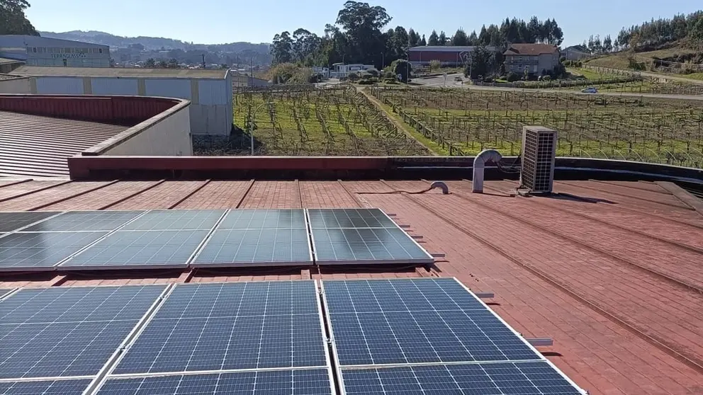 Instalaci&oacute;n fotovoltaica en la Bodega Rectoral do Umia, del Grupo Bodegas Gallegas.