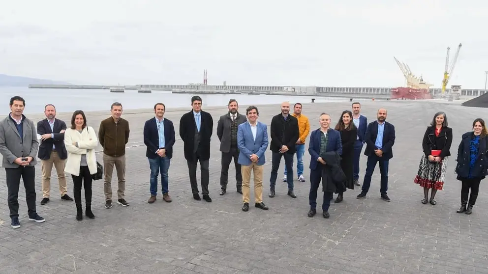 Representantes de GOE-Asime en el Puerto Exterior de A Coru&ntilde;a junto al presidente de la Autoridad Portuaria.