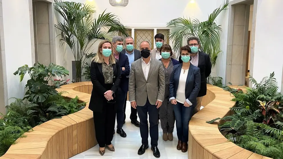 El delegado de Zona Franca, David Regades, junto a miembros de Aproema.