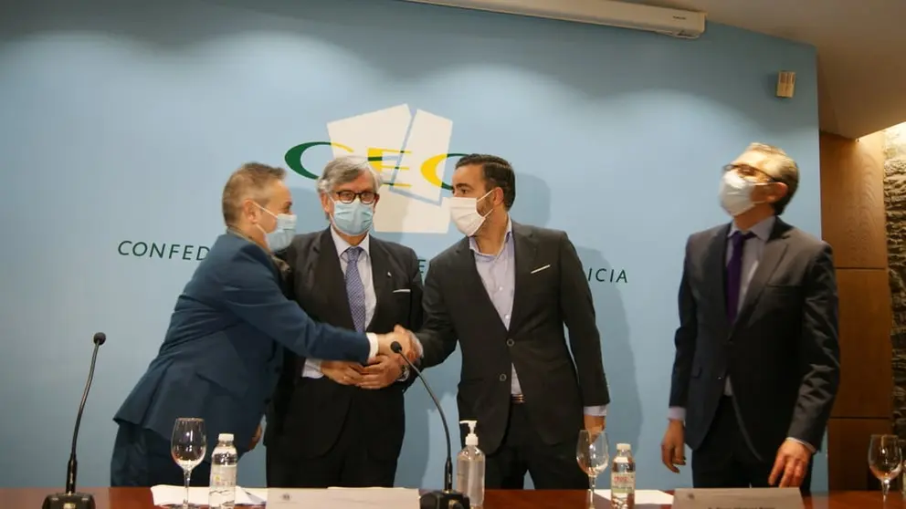 El presidente de la CEG, Juan Vieites (2&ordm; por la izq.) y otros dirigentes empresariales en una rueda de prensa reciente.