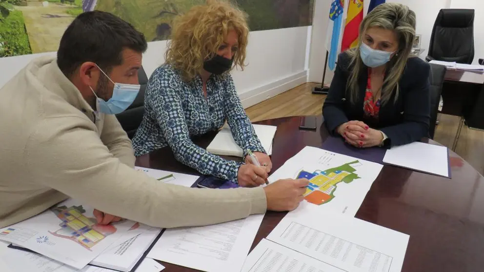La gerente de Suelo Empresarial del Atl&aacute;ntico en su reuni&oacute;n con la alcaldesa de Vimianzo.