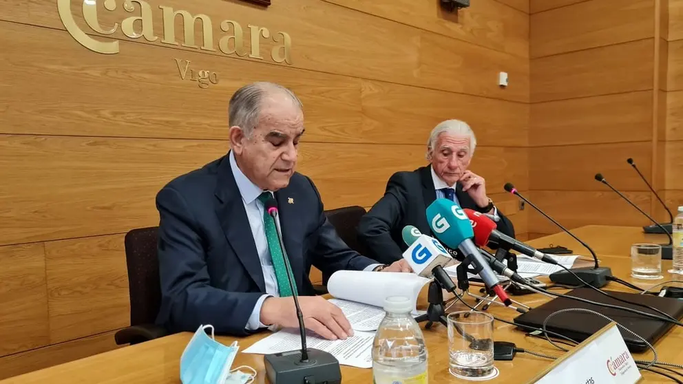 Garc&iacute;a Costas y Alvari&ntilde;o, en la rueda de prensa.