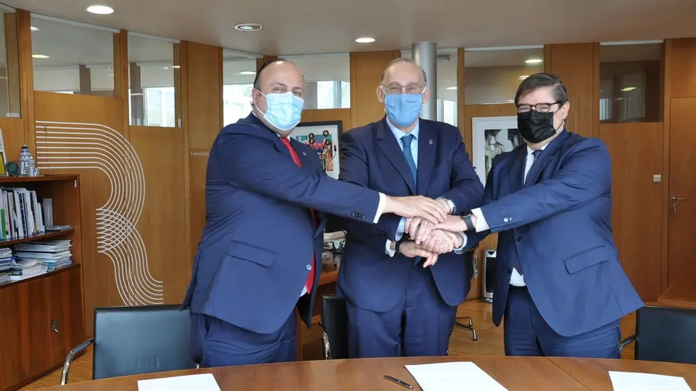 Alfredo Ramos, Manuel Reigosa y Julio Abalde, en la firma de la renovaci&oacute;n del convenio de la c&aacute;tedra.