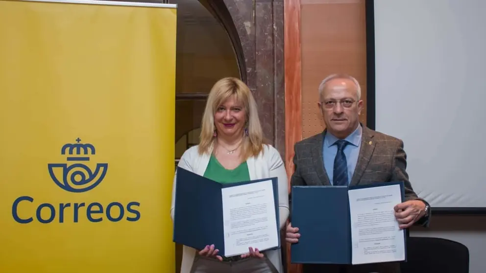 La directora de Relaciones Institucionales de Correos, Leire D&iacute;ez Castro, y el presidente de la Asociaci&oacute;n de Municipios del Camino Ingl&eacute;s, Manuel Mir&aacute;s.