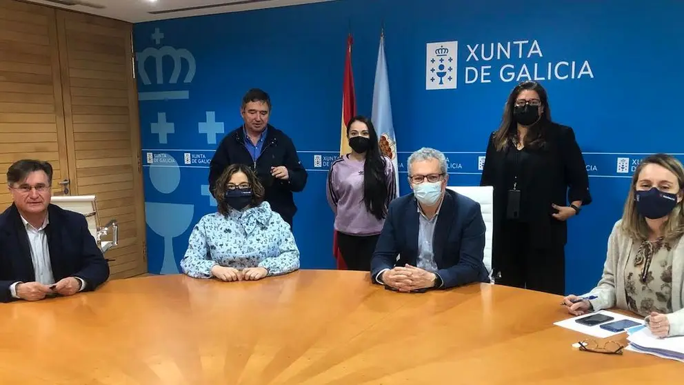 Los representantes de Fegaes, con su presidente Julio L&oacute;pez al frente (primero por la izq.) con la directora de la Atriga, el director xeral de Mobilidade y la directora xeral de Planificaci&oacute;n Enerx&eacute;tica (sentados los tres).