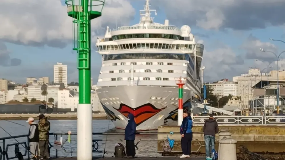 El "Aida Diva", atracado en el Puerto de A Coru&ntilde;a.
