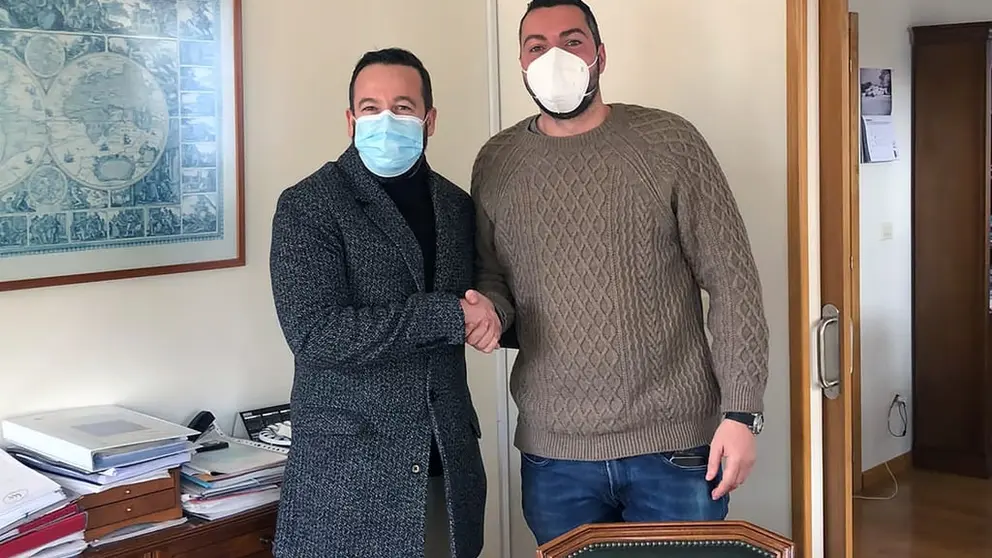 El responsable de Promoci&oacute;n de Capital Energy en Galicia, Xabier Monteagudo, y el alcalde de Baralla, Miguel Gonz&aacute;lez Pi&ntilde;eiro.