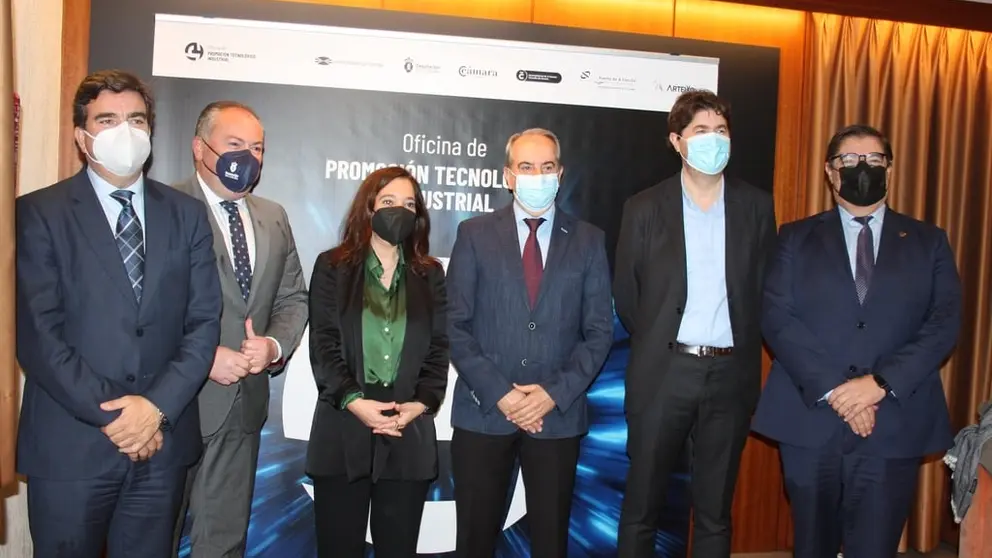 Mart&iacute;n Fern&aacute;ndez Prado, In&eacute;s Rey, Antonio Couceiro, y Julio Abalde, en la presentacion de la Oficina Tecnol&oacute;gica-Industrial.