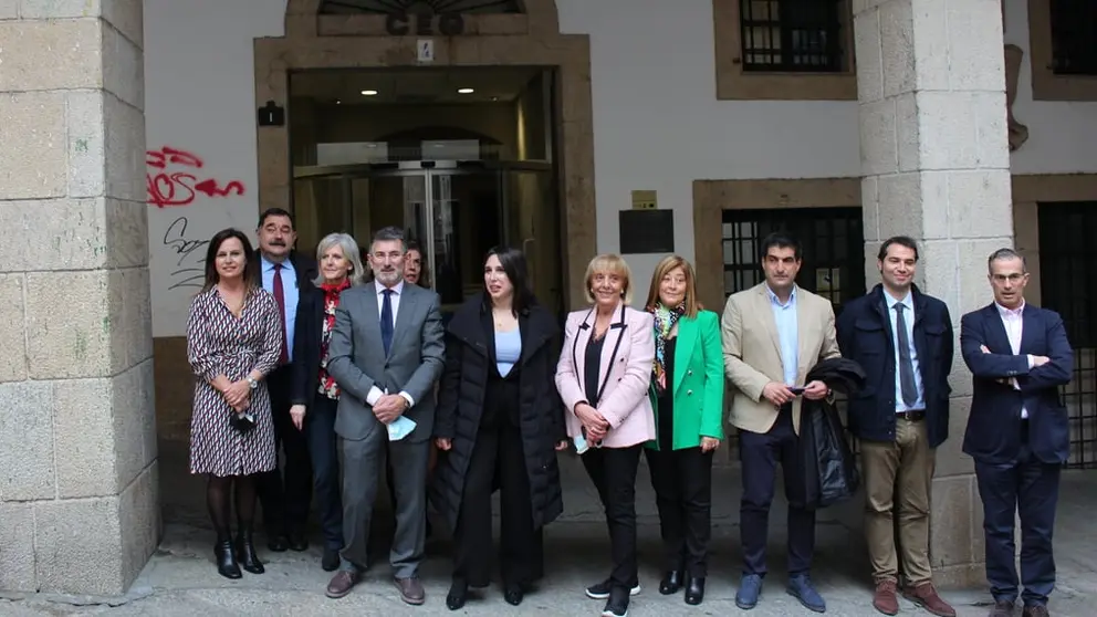 La conselleira Mar&iacute;a Jes&uacute;s Lorenzana, acompa&ntilde;ada por la presidenta de la CEO, Marisol Novoa y miembros de la junta directiva de la confederaci&oacute;n.