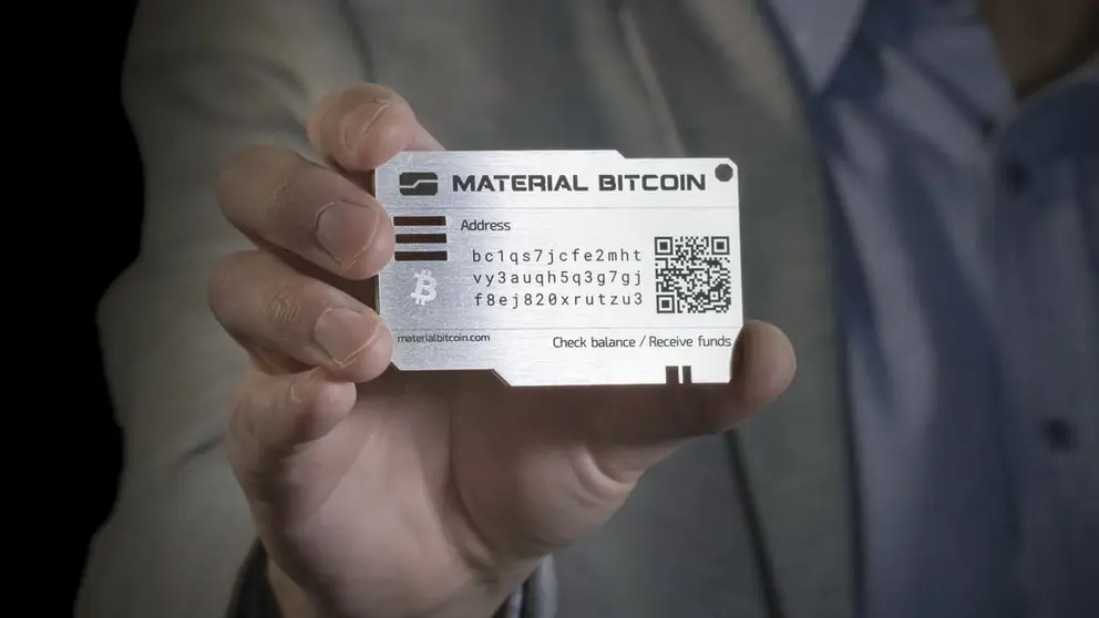 Material Bitcoin ha dise&ntilde;ado una placa que funciona como monedero f&iacute;sico de critpomonedas.