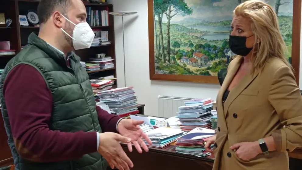Eel alcalde de Pontedeume, Bernardo Fern&aacute;ndez, y la gerente de Suelo Empresarial del Atl&aacute;ntico, Beatriz Sestayo.