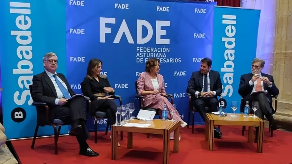 Juan Manuel Vieites, Mar&iacute;a Calvo, Gerardo Cuerva y Santiago Aparicio, junto a la moderadora Mar&iacute;a Blanco.