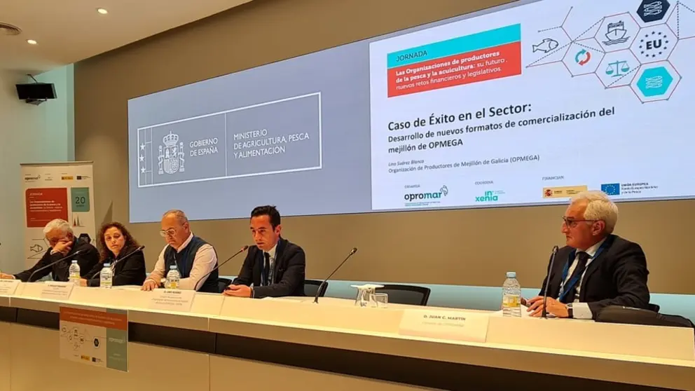 El presidente y la directora gerente de Orpagu, el gerente de la OPP de la Lonja de Conil, el director de operaciones de Opmega, y el gerente de Opromar.