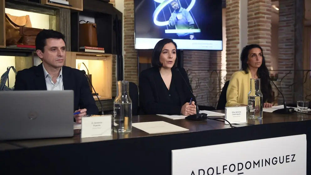 Antonio Puente, consejero delegado, Adriana Domi&igrave;nguez, presidenta ejecutiva, y Anabel Ru&igrave;a, directora de retail de Adolfo Dominguez en la presentaci&oacute;n de resultados de la compa&ntilde;&iacute;a./PUNTO GA.M.RIOPA.