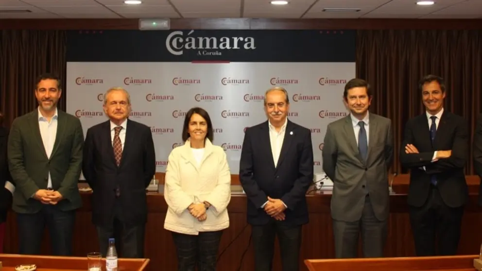 La directora de Gain, Patricia Argerey, junto al presidente de la C&aacute;mara de A Coru&ntilde;a, Antonio Couceiro, y miembros de su comit&eacute; ejecutivo.