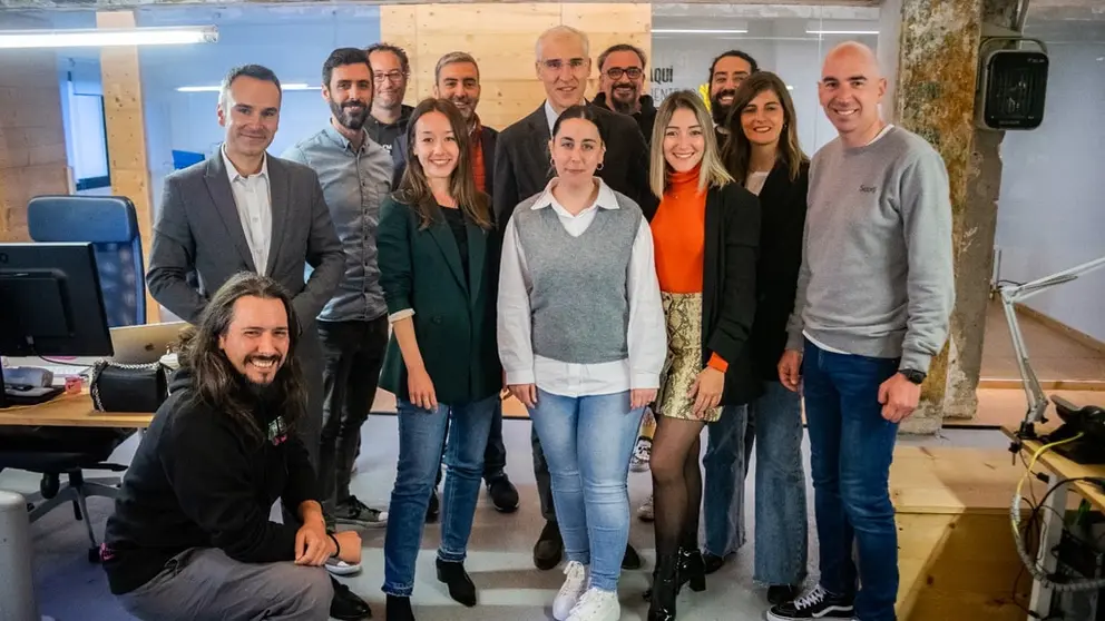 El vicepresidente Francisco Conde, el director del Igape, Fernando Guldr&iacute;s, y el presidente del Cl&uacute;ster da Comunicaci&oacute;n, Xos&eacute; Lois Reza, con parte del equipo de Recados Carmen.